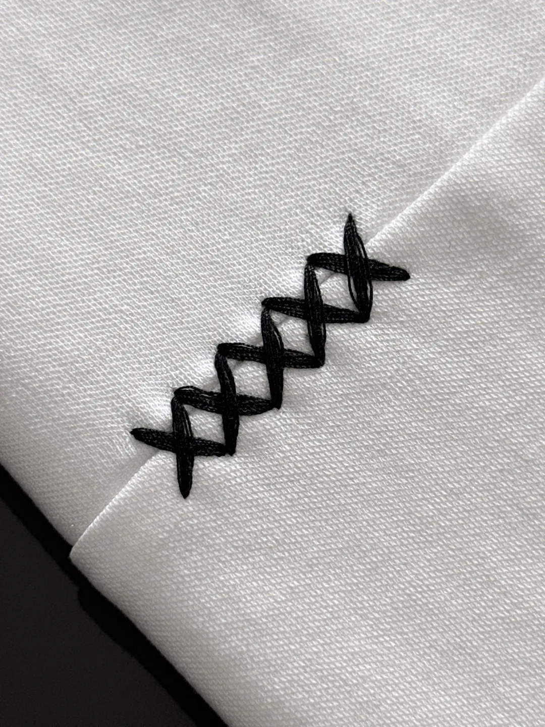 🅿️330 shipped next day. High version Stone Island/Stone Island 25ss spring and summer new high-definition T-shirt. Made with machines imported from Italy. It is truly the most luxurious and high-quality. It is a style that you can wear with your eyes closed. Combed and heavyweight fabrics. High-strength and heavy-weight fabrics feel full of weight when weighed. The upper body is also more textured than ordinary T-shirts and is not easy to deform. This texture can cope with the weather. It is sweat-absorbent and breathable, suitable for both hot and cold conditions! Perfectly produced with reference to the original stitch and stitch! The loose fit design is super noble. Custom-woven signature ribbed collar, cuffs, and hem. Really rare and rare goods Size: M-XXXL